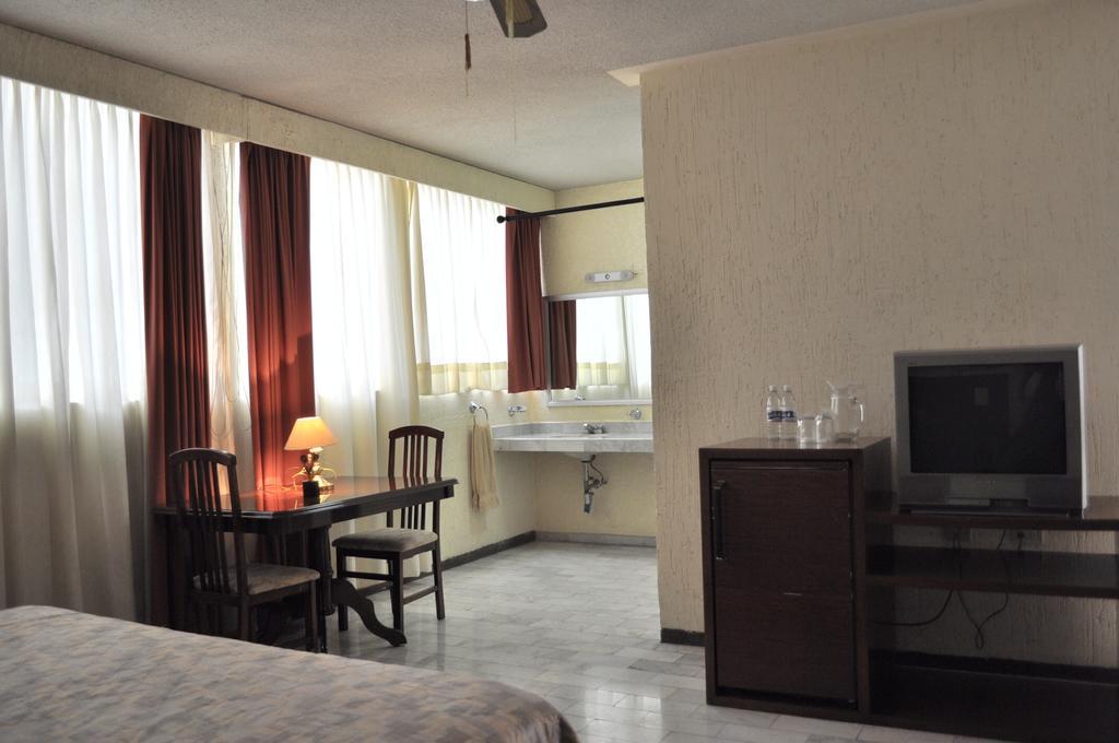 Hotel Flamingo Kristal Irapuato Kültér fotó